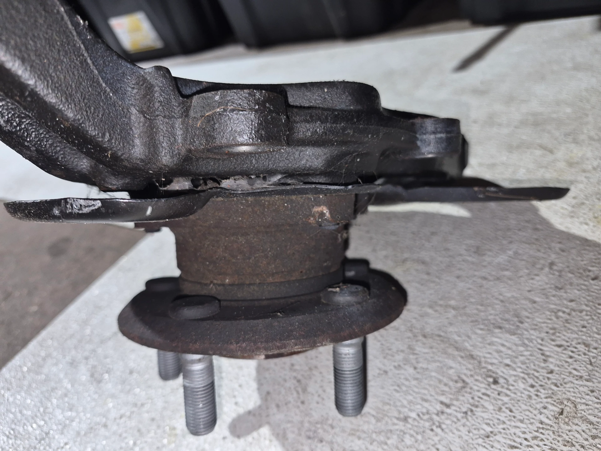 Rh Front Hub · 1