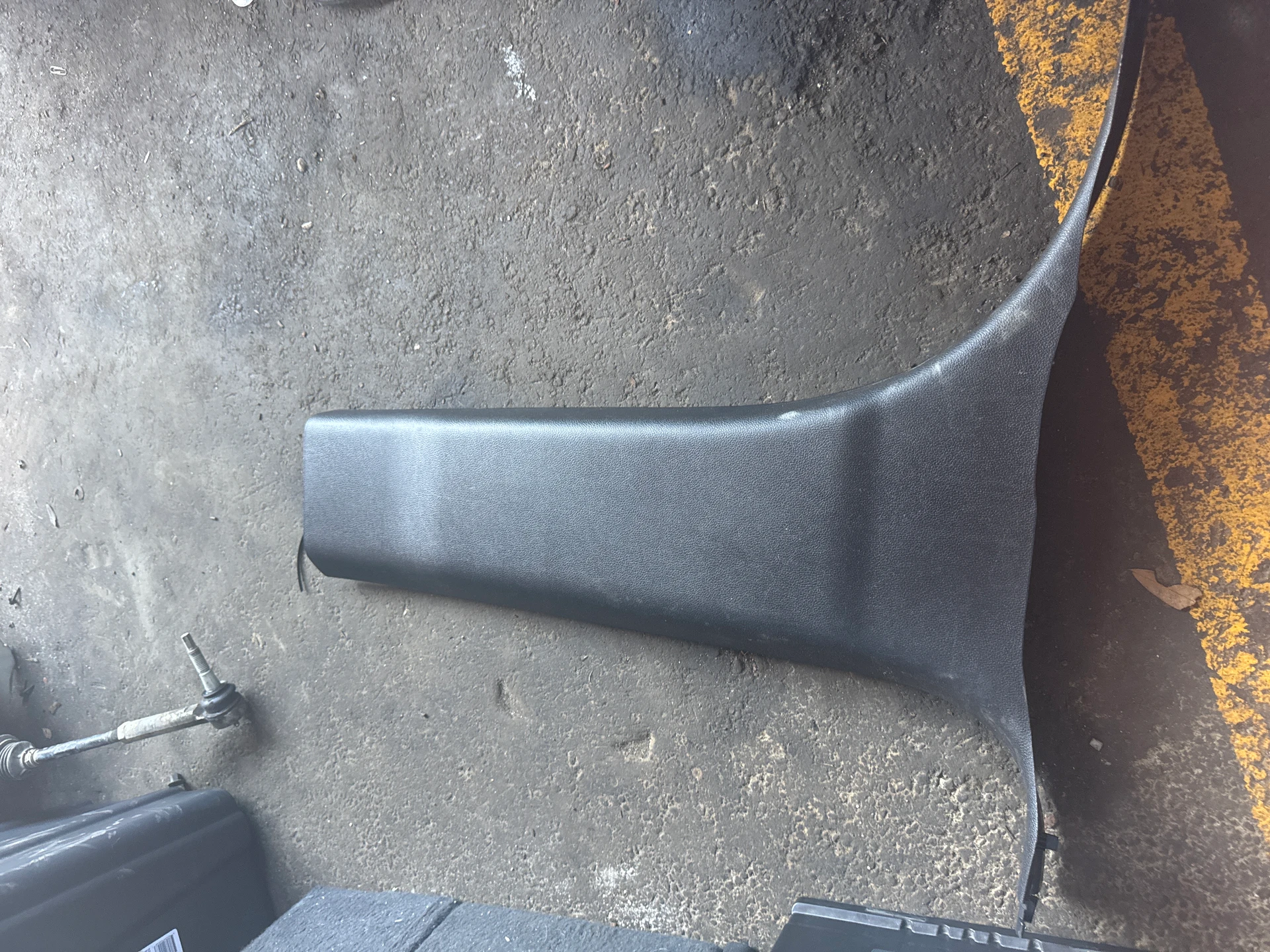 Lh Lwr Ctr Plr Trim Black · 1