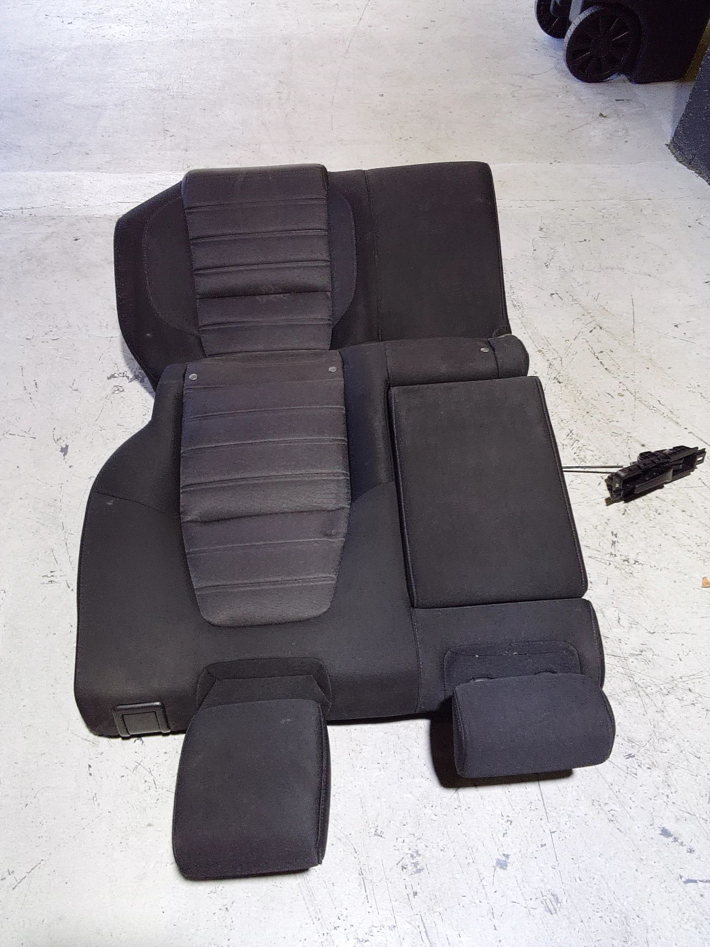 Rear Seat Assy · 1