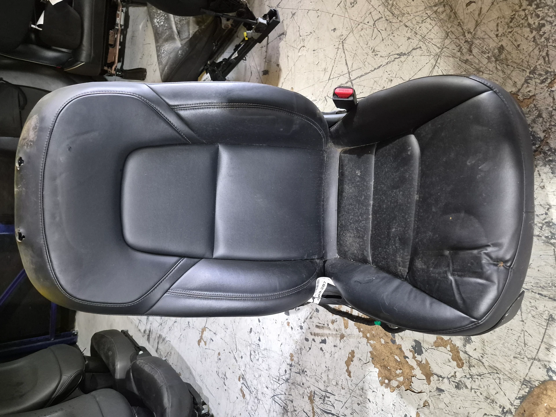 Rh Front Seat Assy · 1
