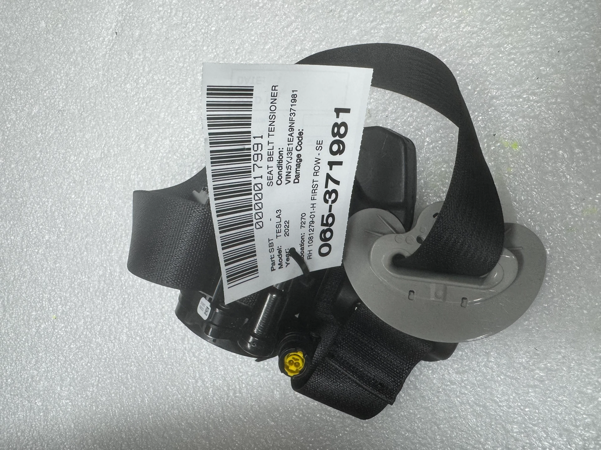 Rh First Row - Seat Belt Retractor Assembly · 1