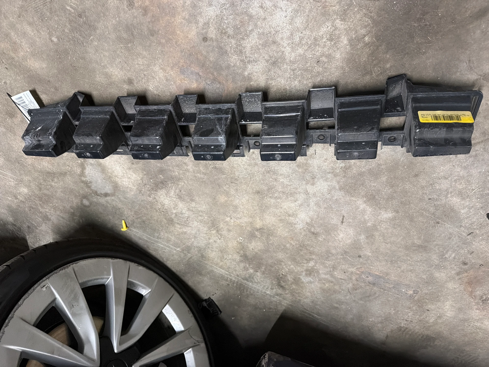 Center Bracket · 1