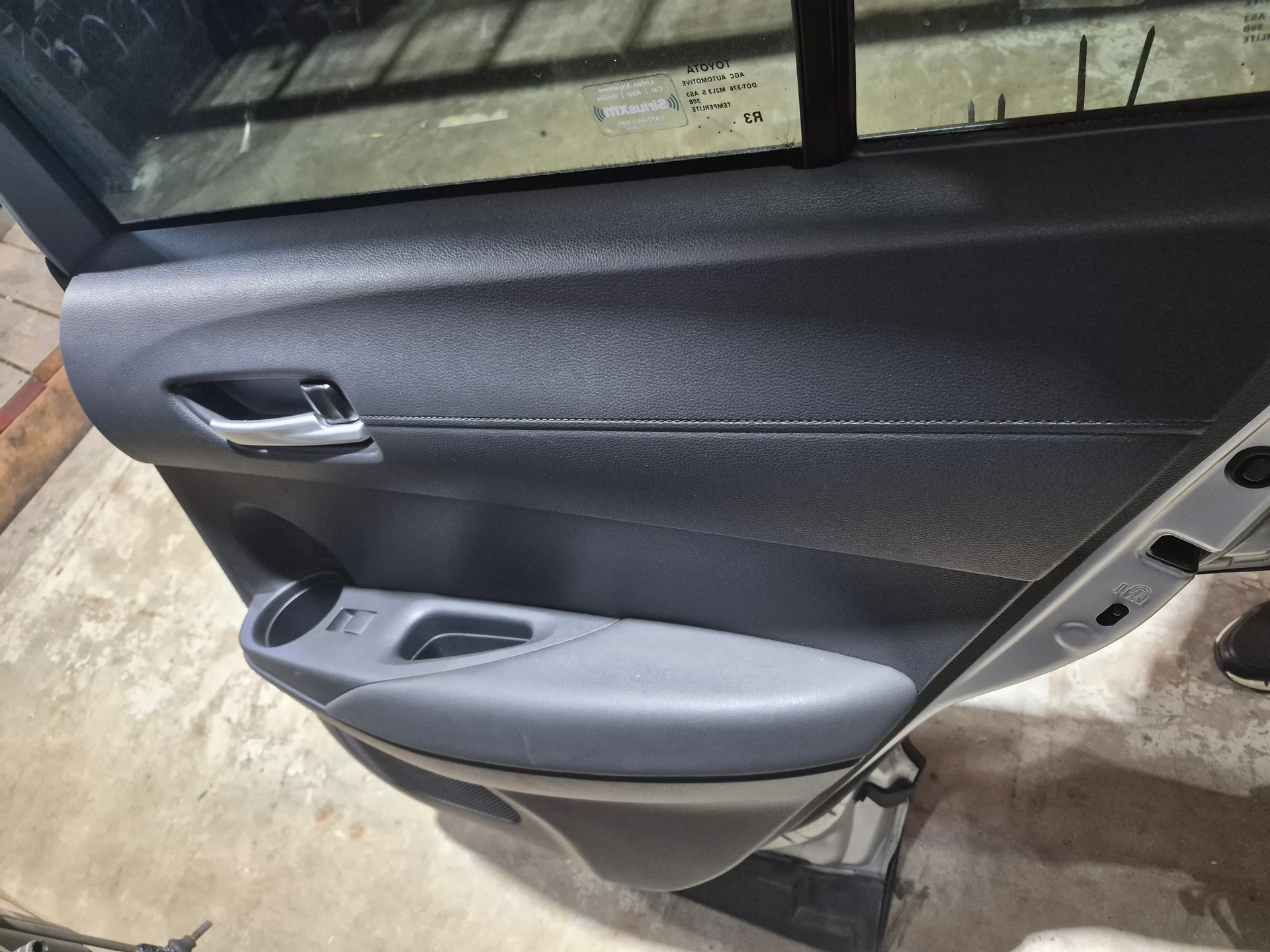 Rh Door Trim Panel Cloth Black · 1