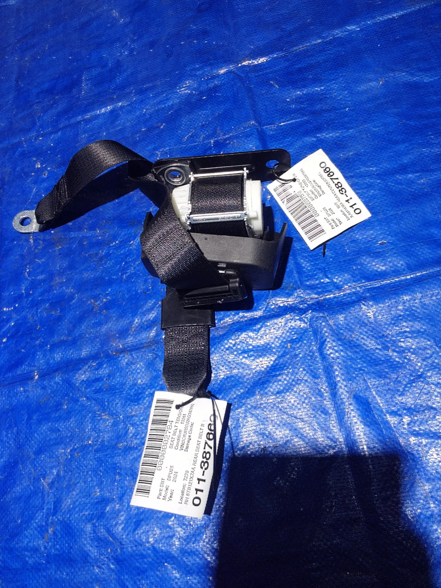 Rear Center Seatbelt · 1