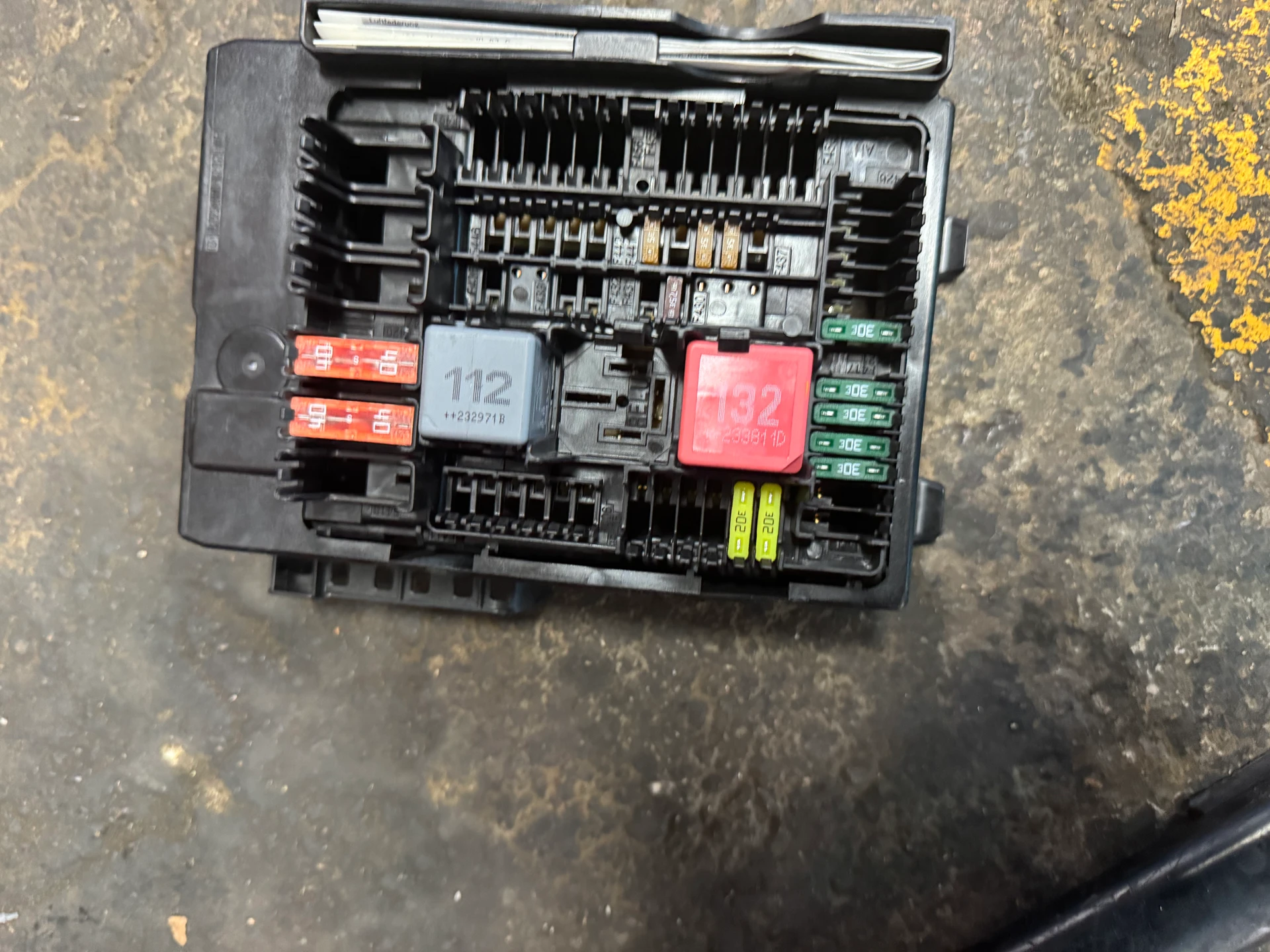 Rear Fuse and Relay Junctio Box · 1
