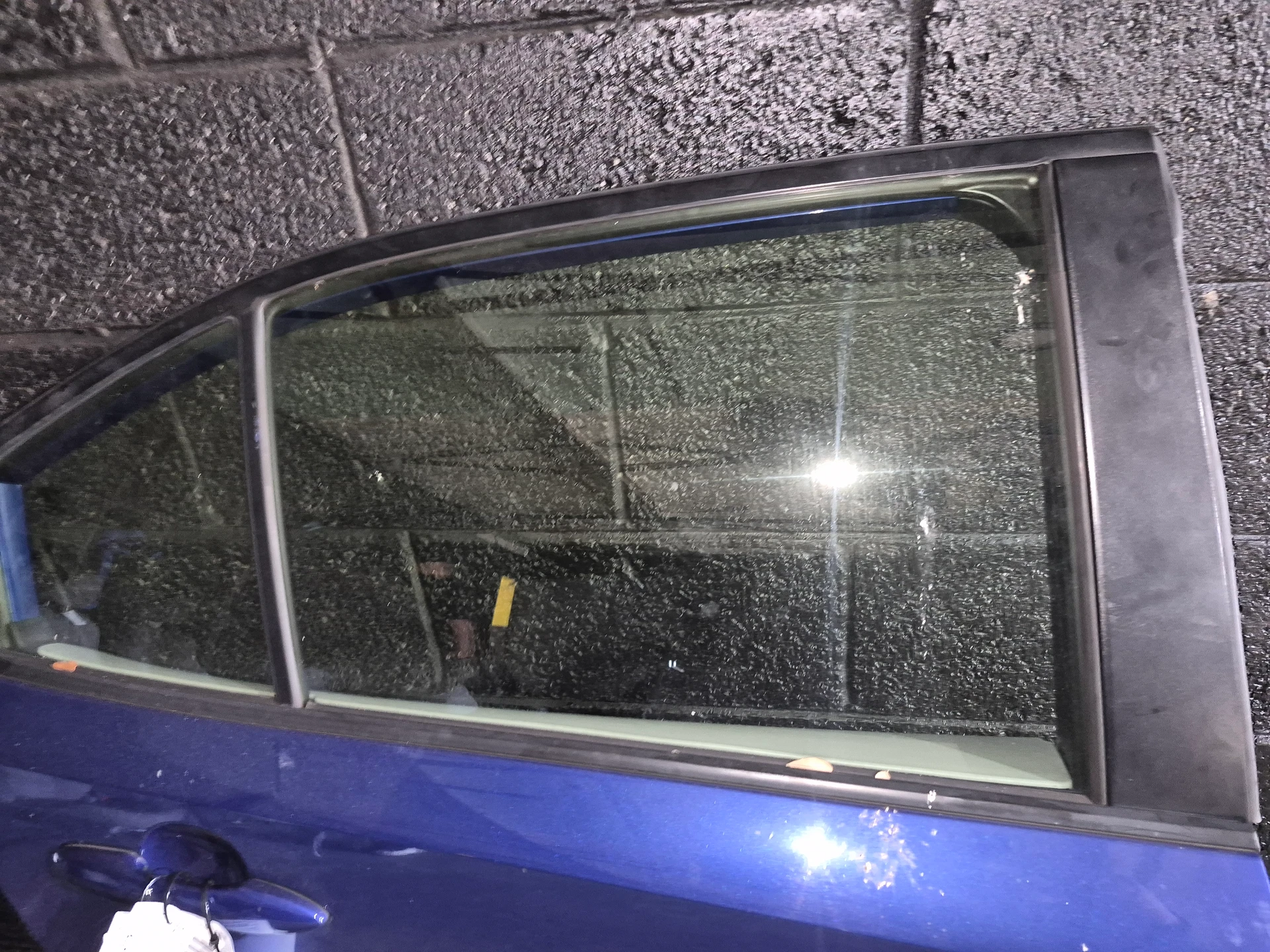 Rh Rear Moveable Glass · 2