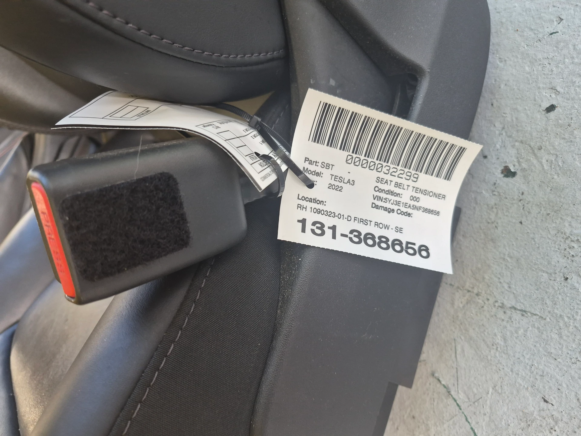 Rh First Row - Seat Belt Buckle - Black · 1