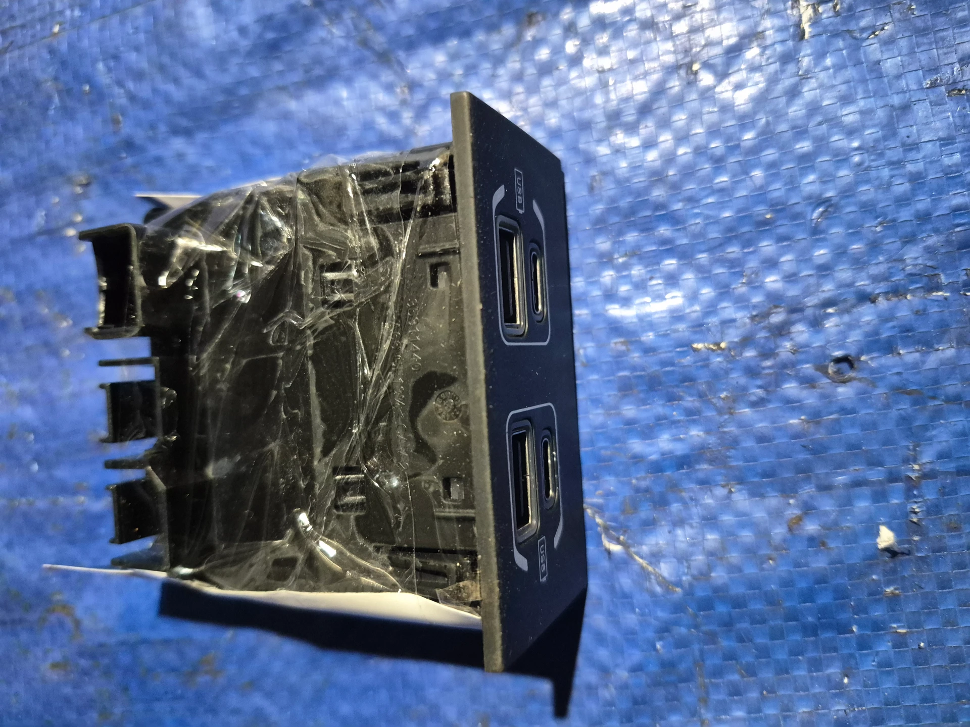 Rear Usb Port · 1