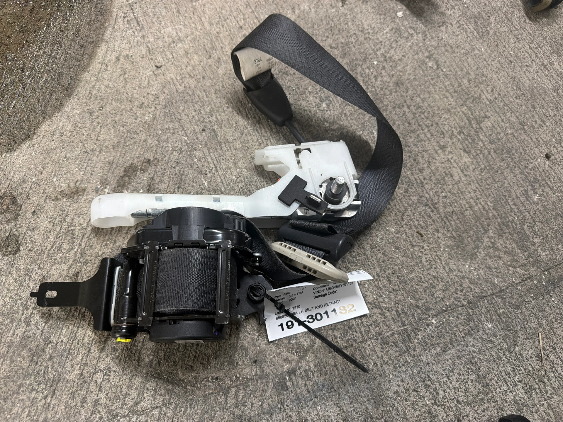 Lh Belt and Retractor · 1
