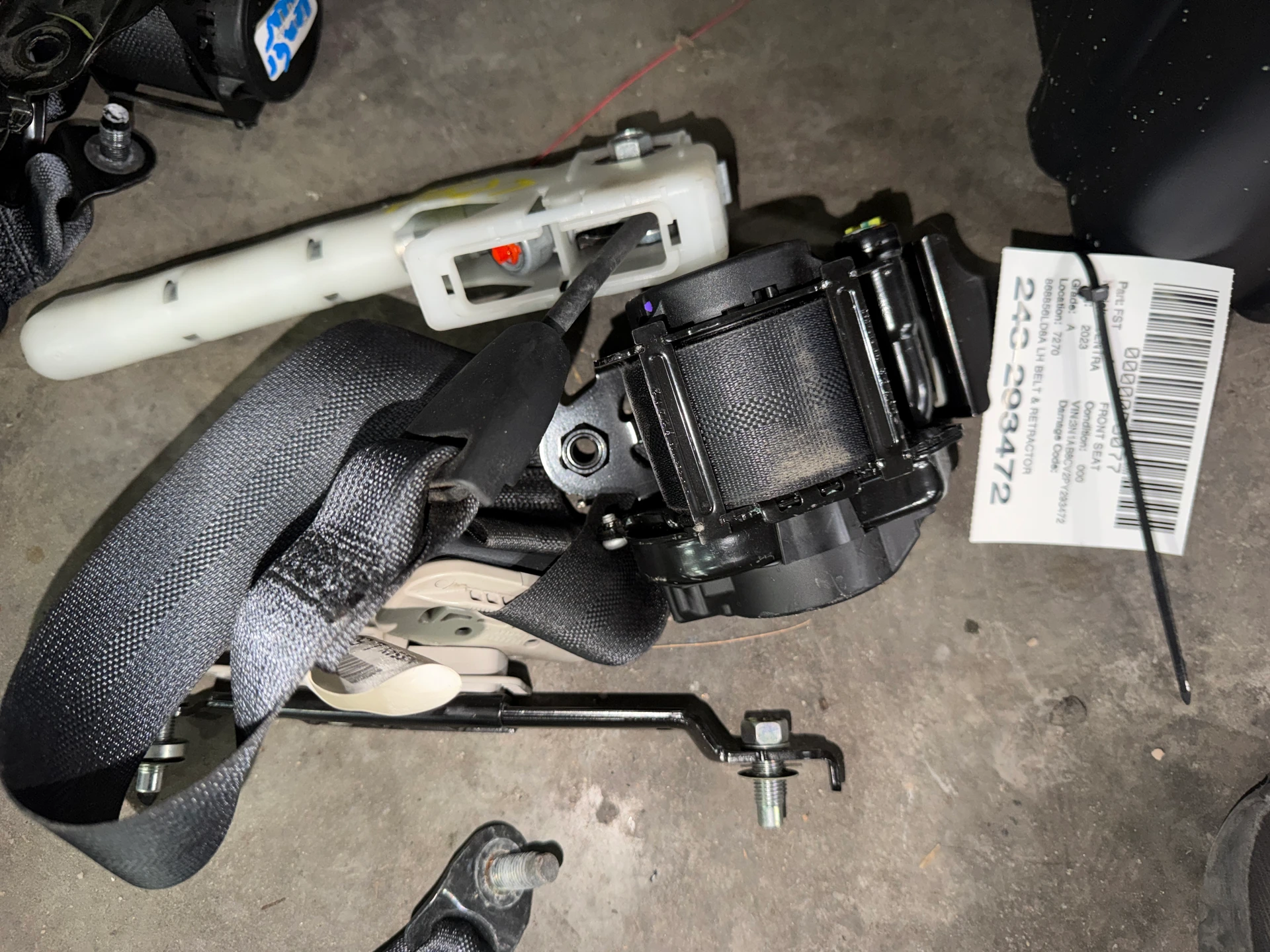 Lh Belt & Retractor · 1