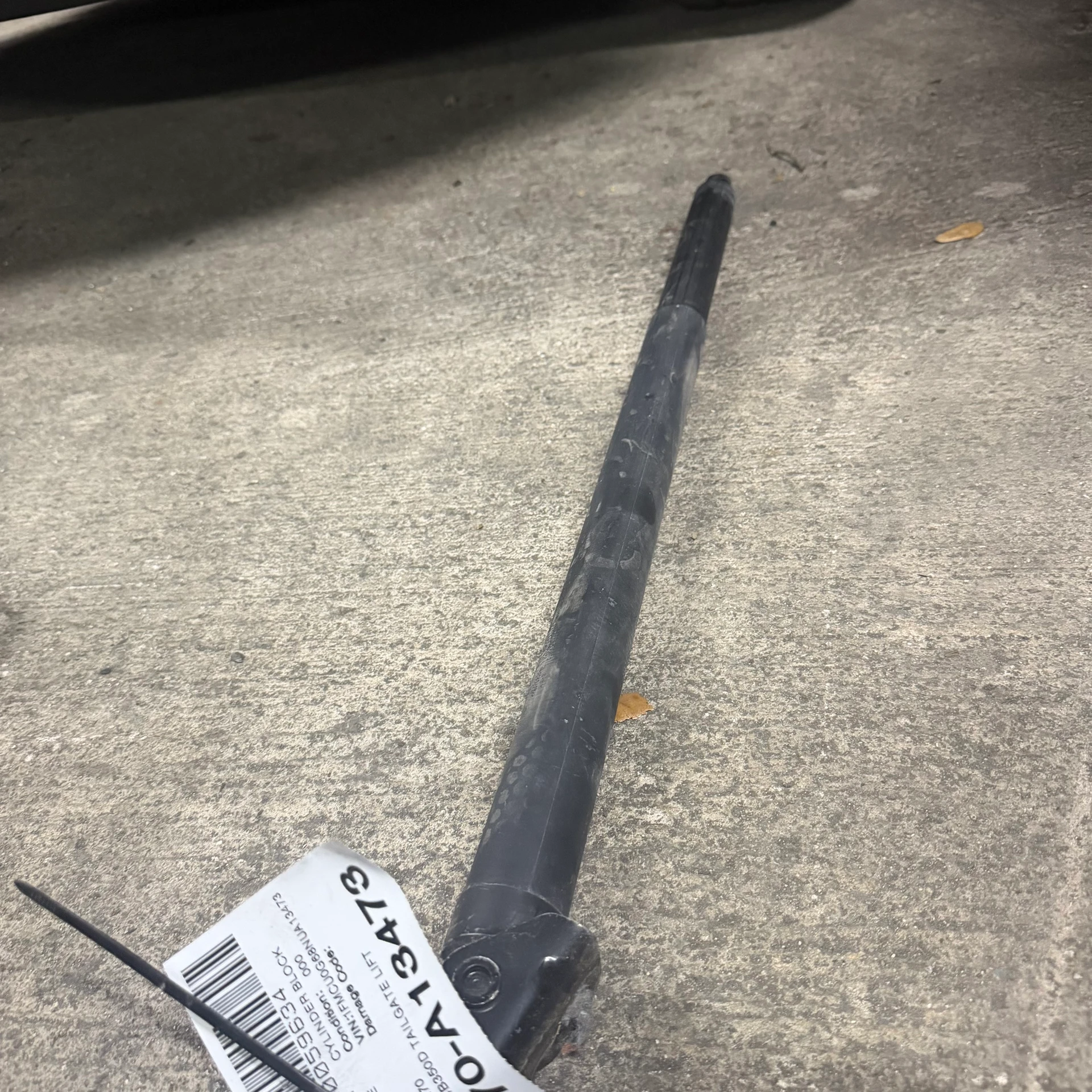 Rh Tailgate Lift · 1