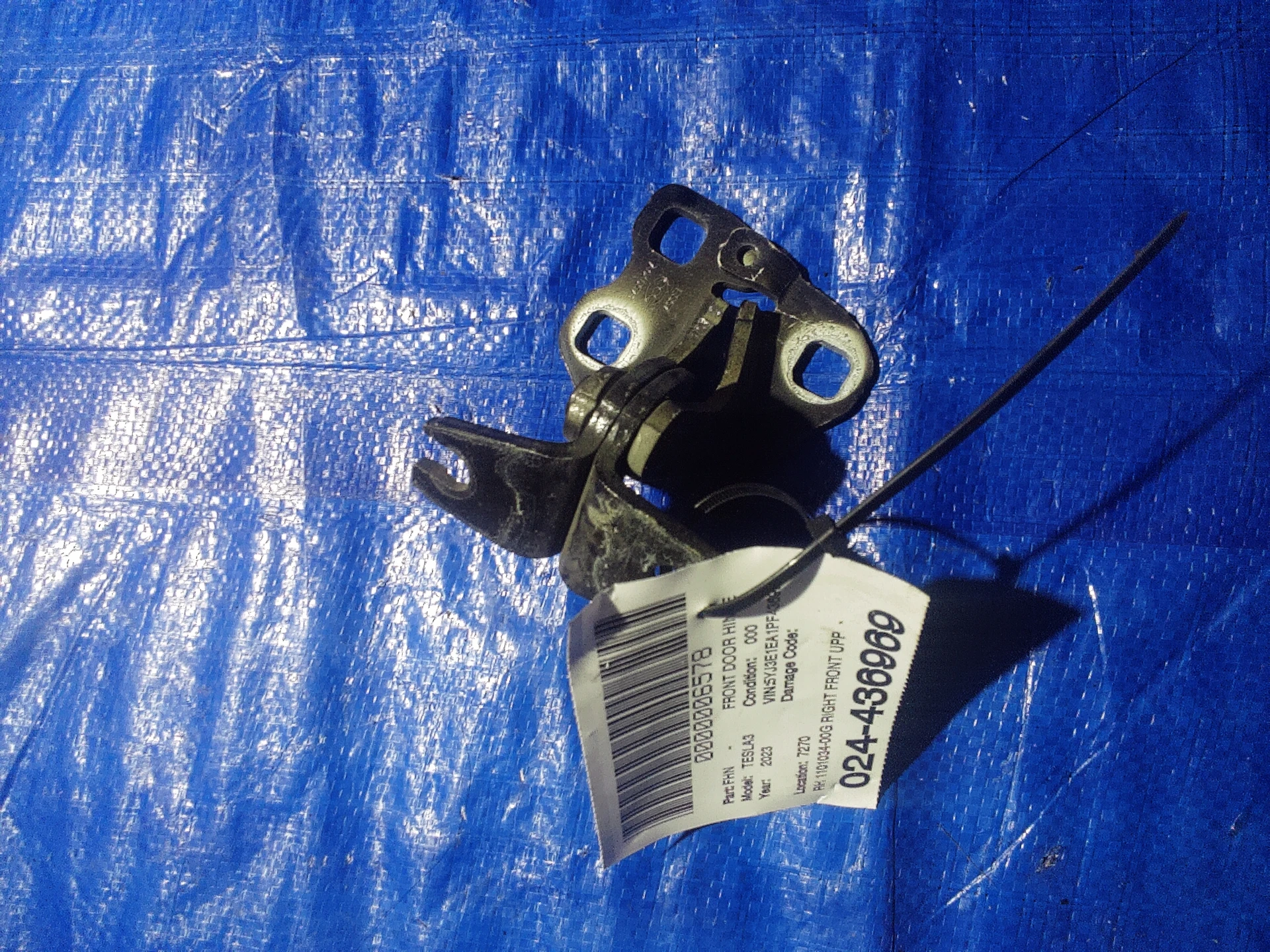 00g Rh Front Upper Door Hinge · 1